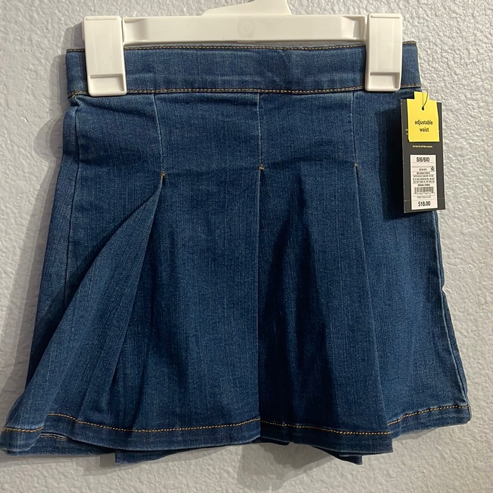 Adjustable waist Jean skirt. No shorts attached. Size is 6/6x